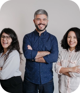 Duda, Eduardo e Marina de braços cruzados sorrindo.