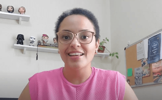 Mariana Nascimento sorrindo.